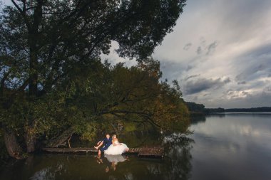 Düğün çifti ve göl