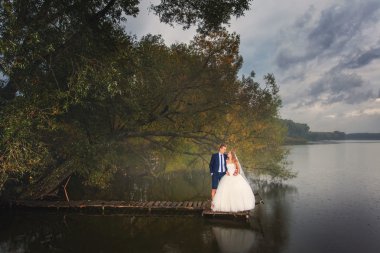 Düğün çifti ve göl