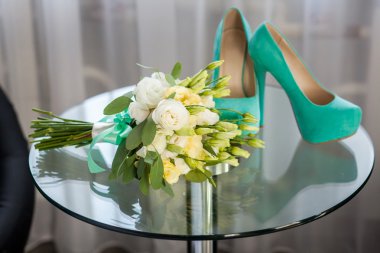 Düğün buketi ve ayakkabıları