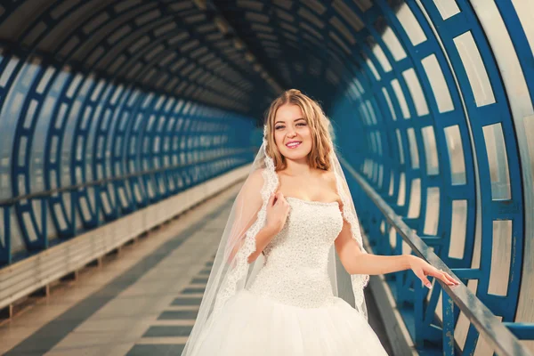 Noiva em túnel — Fotografia de Stock