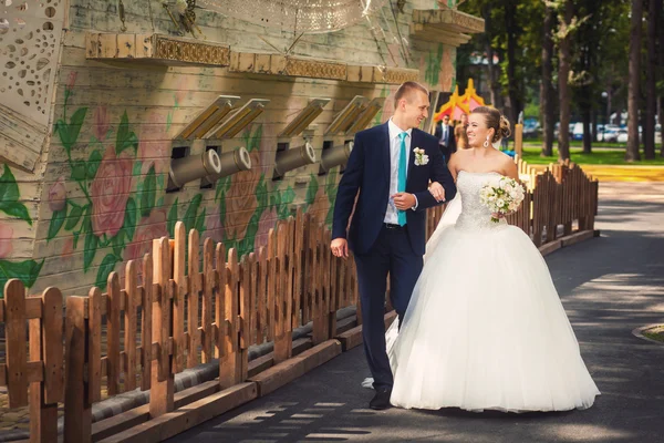 Bruid en bruidegom op wedding in het park — Stockfoto