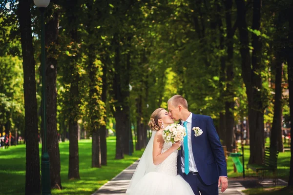 Bride and groom on wedding in the park — Stock Photo, Image