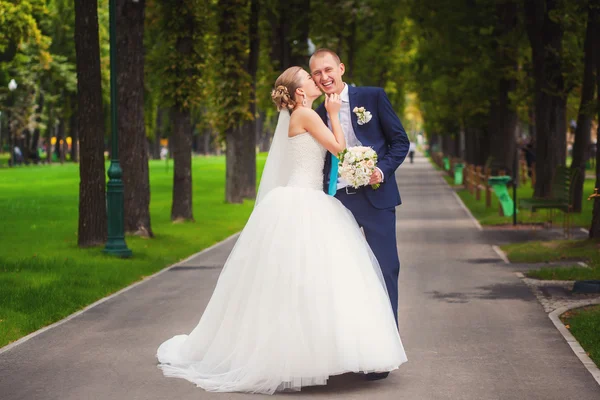 Sposa e sposo sul matrimonio nel parco — Foto Stock