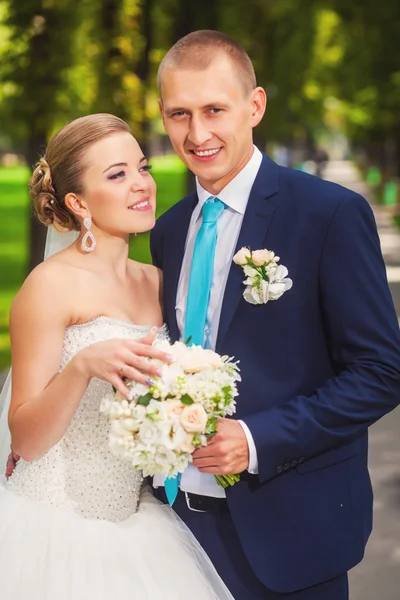 Sposa e sposo sul matrimonio nel parco — Foto Stock