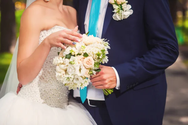 Sposa e sposo con bouquet nel parco — Foto Stock