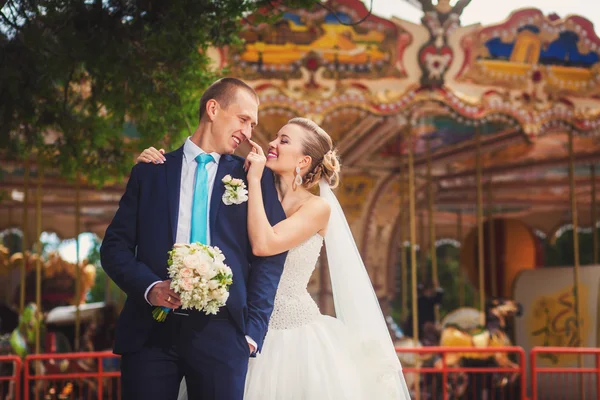 Noiva e noivo no casamento no parque — Fotografia de Stock