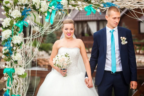 Ceremonie van het huwelijk met de bruid en bruidegom — Stockfoto