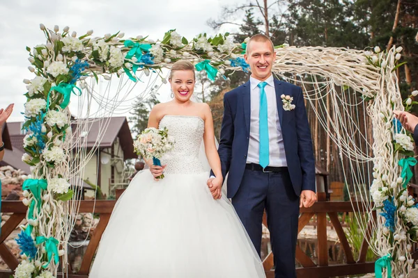 Ceremonie van het huwelijk met de bruid en bruidegom — Stockfoto