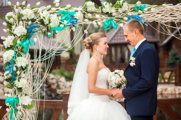 Ceremonia de boda con novio y novia —  Fotos de Stock