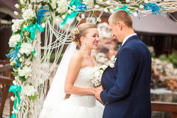 A vőlegény és a menyasszony az esküvői szertartás — Stock Fotó