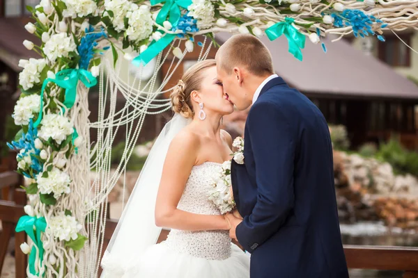 Ceremonie van het huwelijk met de bruid en bruidegom — Stockfoto