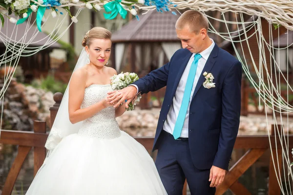 Весільна церемонія з нареченим і нареченою — стокове фото