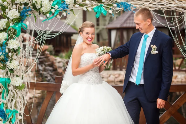 Ceremonie van het huwelijk met de bruid en bruidegom — Stockfoto