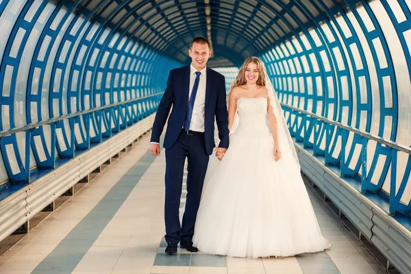 Casal de casamento no túnel — Fotografia de Stock