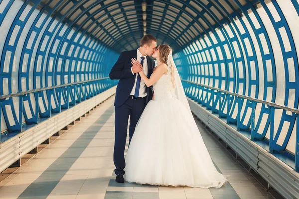 Esküvői pár alagút — Stock Fotó