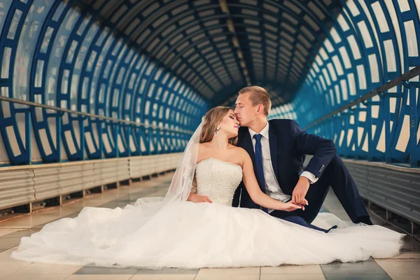 トンネルでの結婚式のカップル — ストック写真