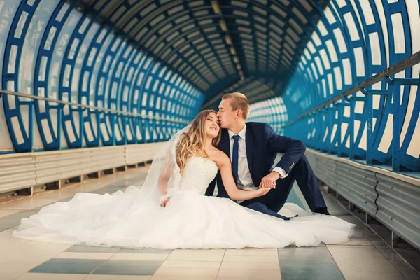 Bruidspaar in tunnel — Stockfoto