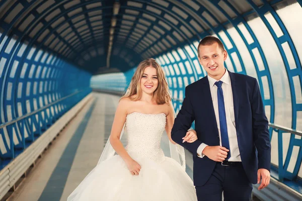 Esküvői pár alagút — Stock Fotó