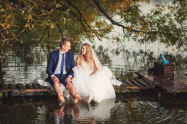 Casamento casal e lago — Fotografia de Stock