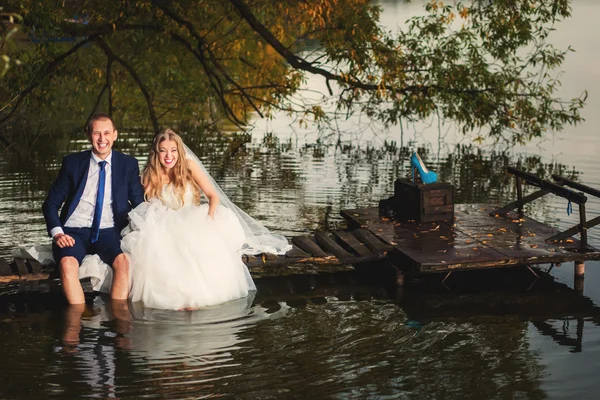 Casamento casal e lago — Fotografia de Stock