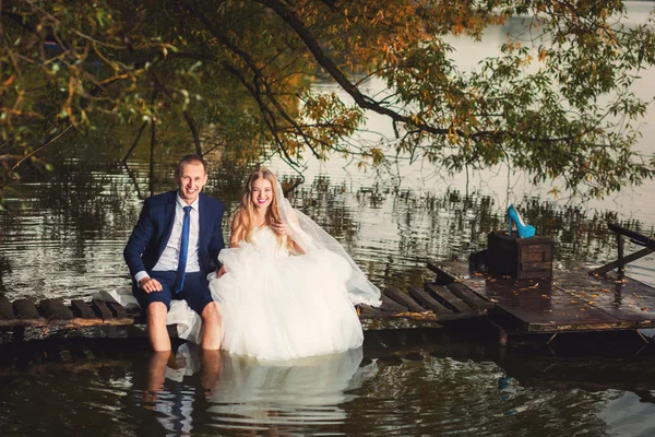 Casamento casal e lago — Fotografia de Stock