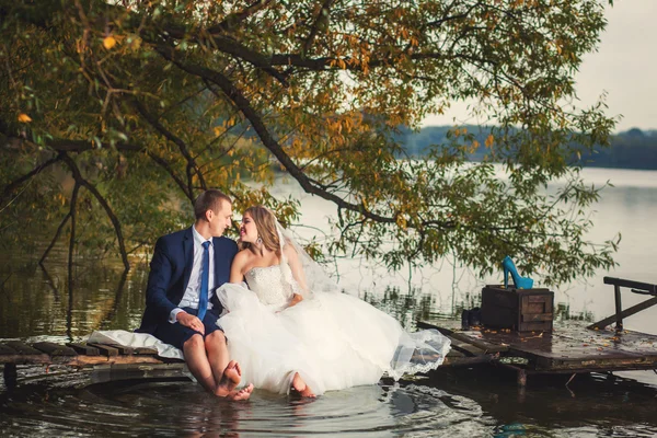 Свадебная пара и озеро — стоковое фото