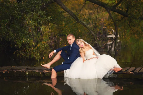 Svatební pár a jezero — Stock fotografie