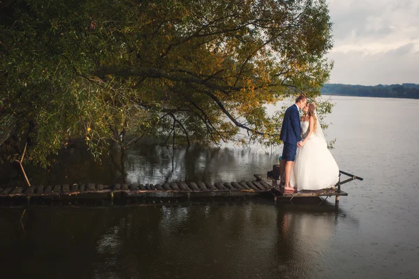 Couple de mariage et lac — Photo