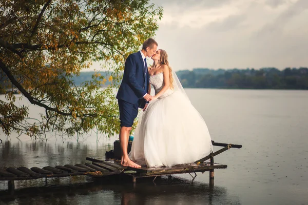 Wedding couple and lake — Stock Photo, Image