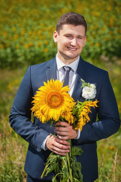 Bräutigam mit Sonnenblume — Stockfoto