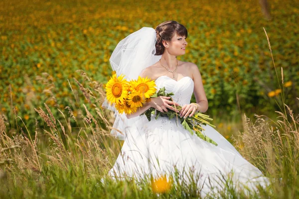 Nevěsta se slunečnicemi — Stock fotografie