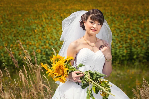 Nevěsta se slunečnicemi — Stock fotografie