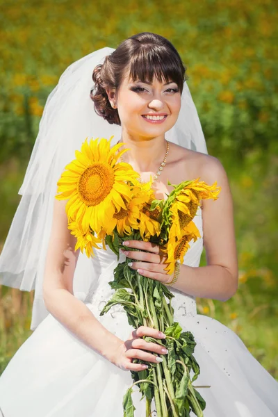 Novia con girasoles —  Fotos de Stock