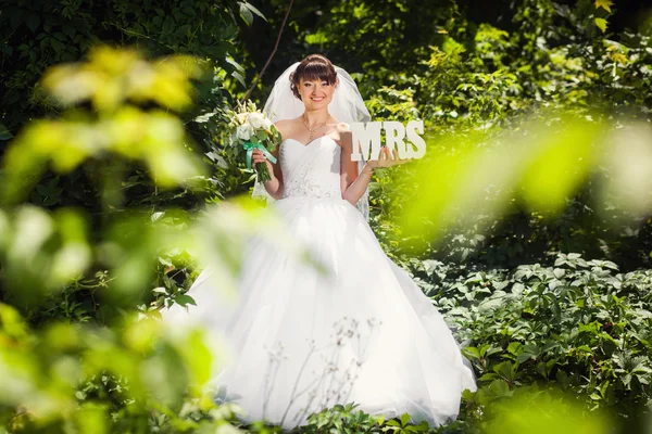 Nevěsta v lese s znamení paní — Stock fotografie