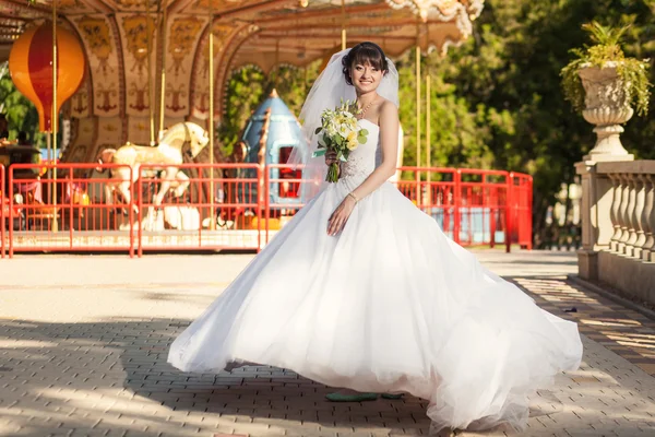Nevěsta v letním parku — Stock fotografie