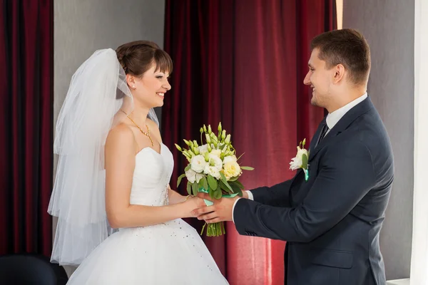 Casal de casamento em casa — Fotografia de Stock