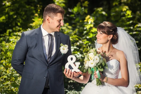 Casamento casal com sinais MR e MRS — Fotografia de Stock