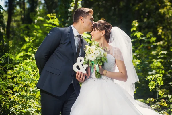 Pareja de boda con signos MR y MRS —  Fotos de Stock