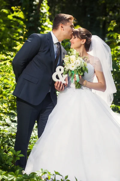 Pareja de boda con signos MR y MRS —  Fotos de Stock