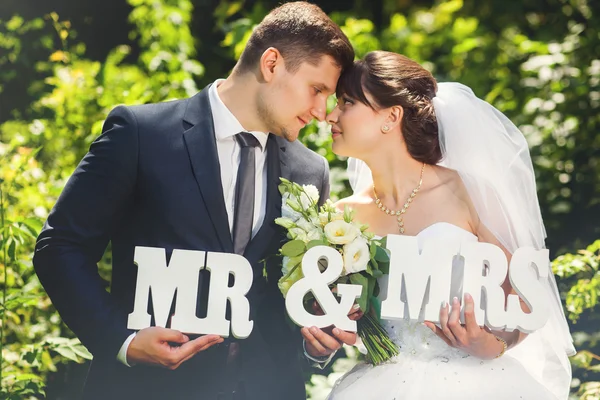 Pareja de boda con signos MR y MRS — Foto de Stock