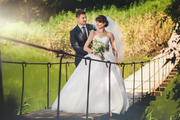 Esküvő házaspár a híd — Stock Fotó
