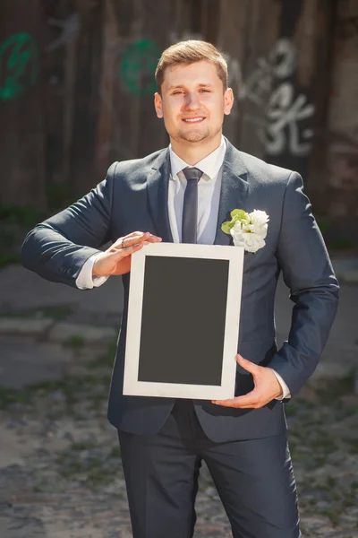 Bräutigam mit leerem Plakat — Stockfoto