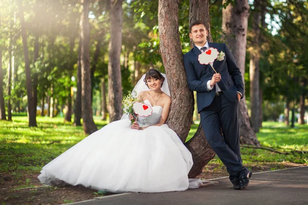 Pareja de bodas en el parque con decoraciones —  Fotos de Stock