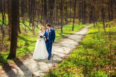 Düğün çifti ve sonbahar orman