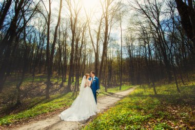 Düğün çifti ve sonbahar orman