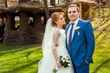 Gelin, damat ve sonbahar orman