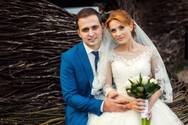 Gelin, damat ve sonbahar orman