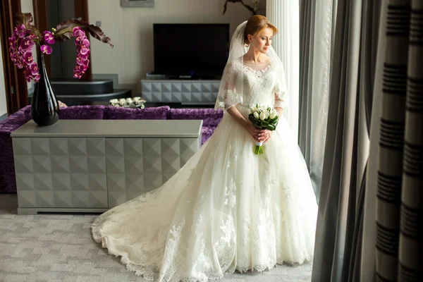 Bride with bouquet in luxury interior — Stock Photo, Image