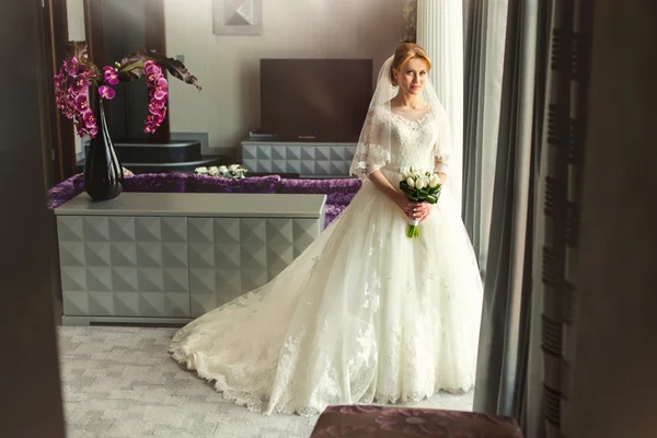 Bride with bouquet in luxury interior — Stock Photo, Image