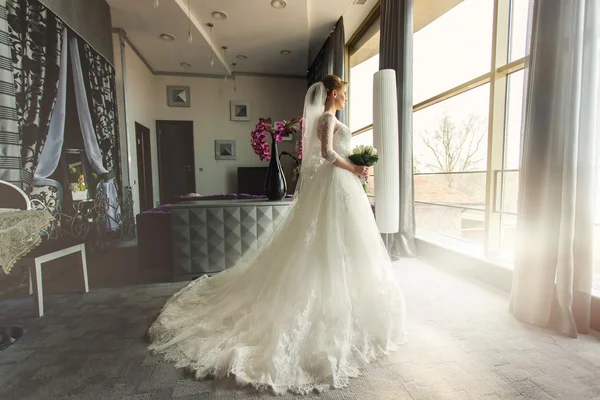 Bride with bouquet in luxury interior — Stock Photo, Image